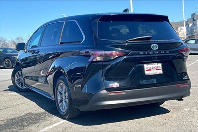 2024 Toyota Sienna LE
