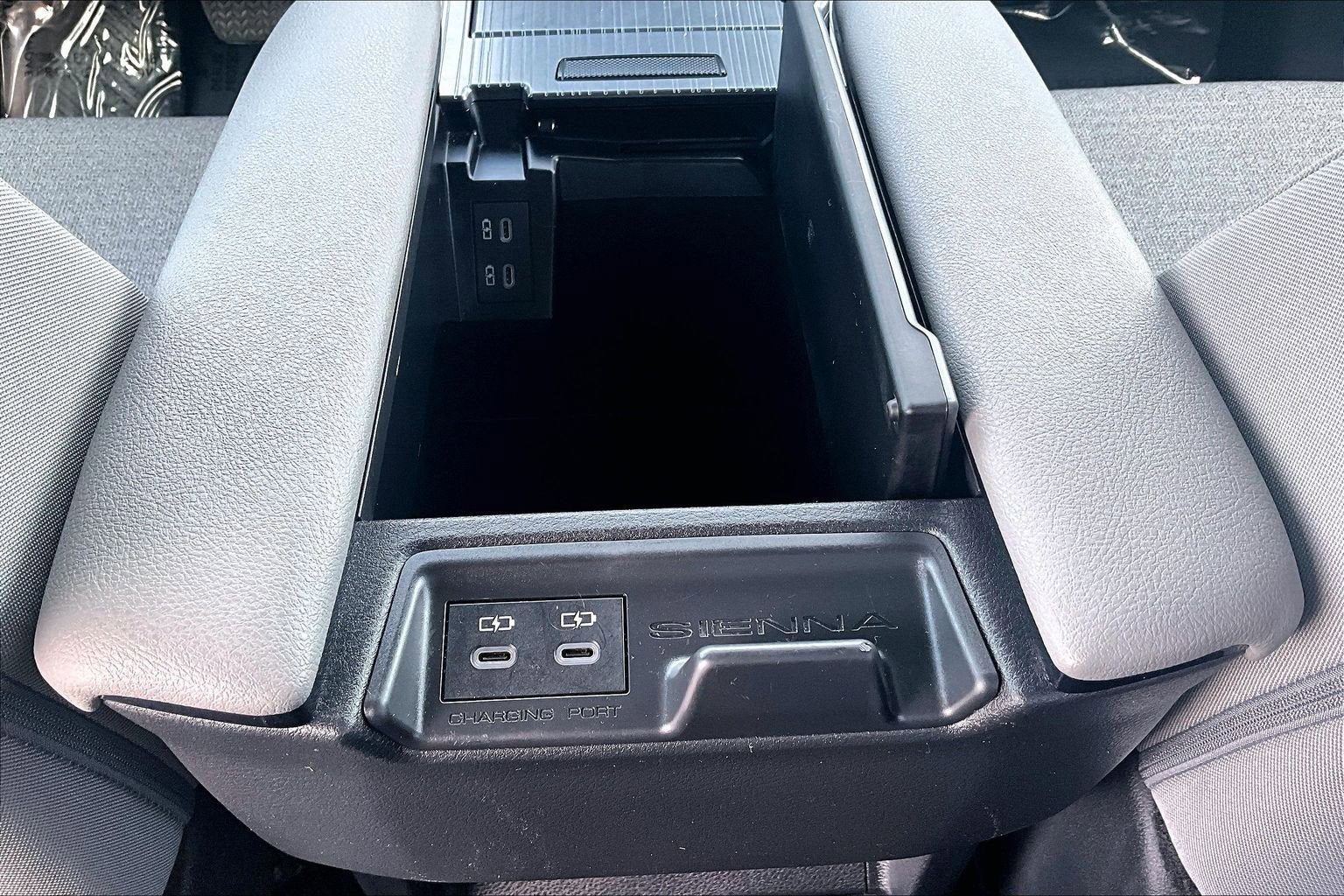 2025 Toyota Sienna LE