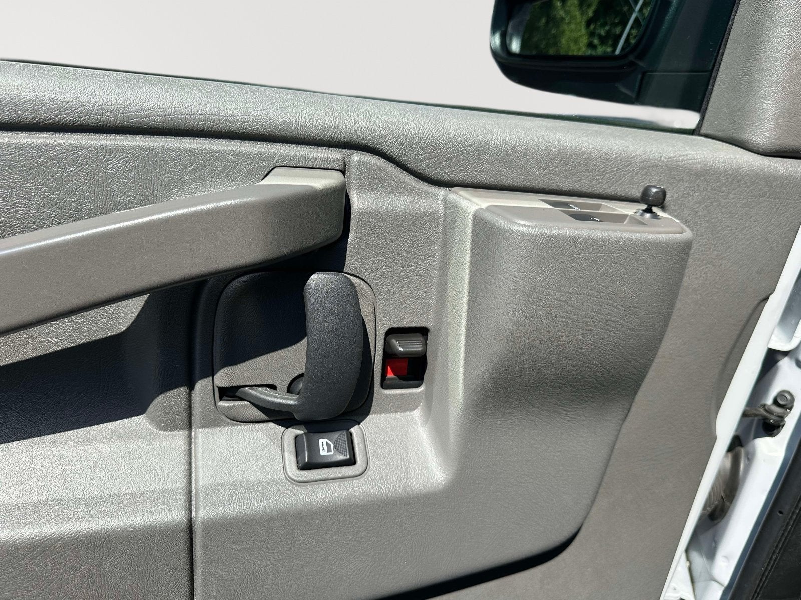2025 Chevrolet Express Passenger 1LT