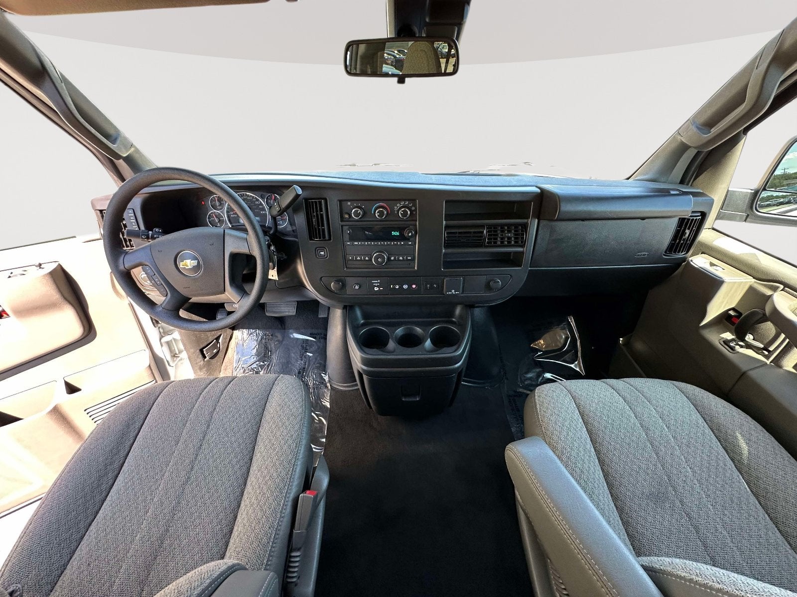2025 Chevrolet Express Passenger 1LT