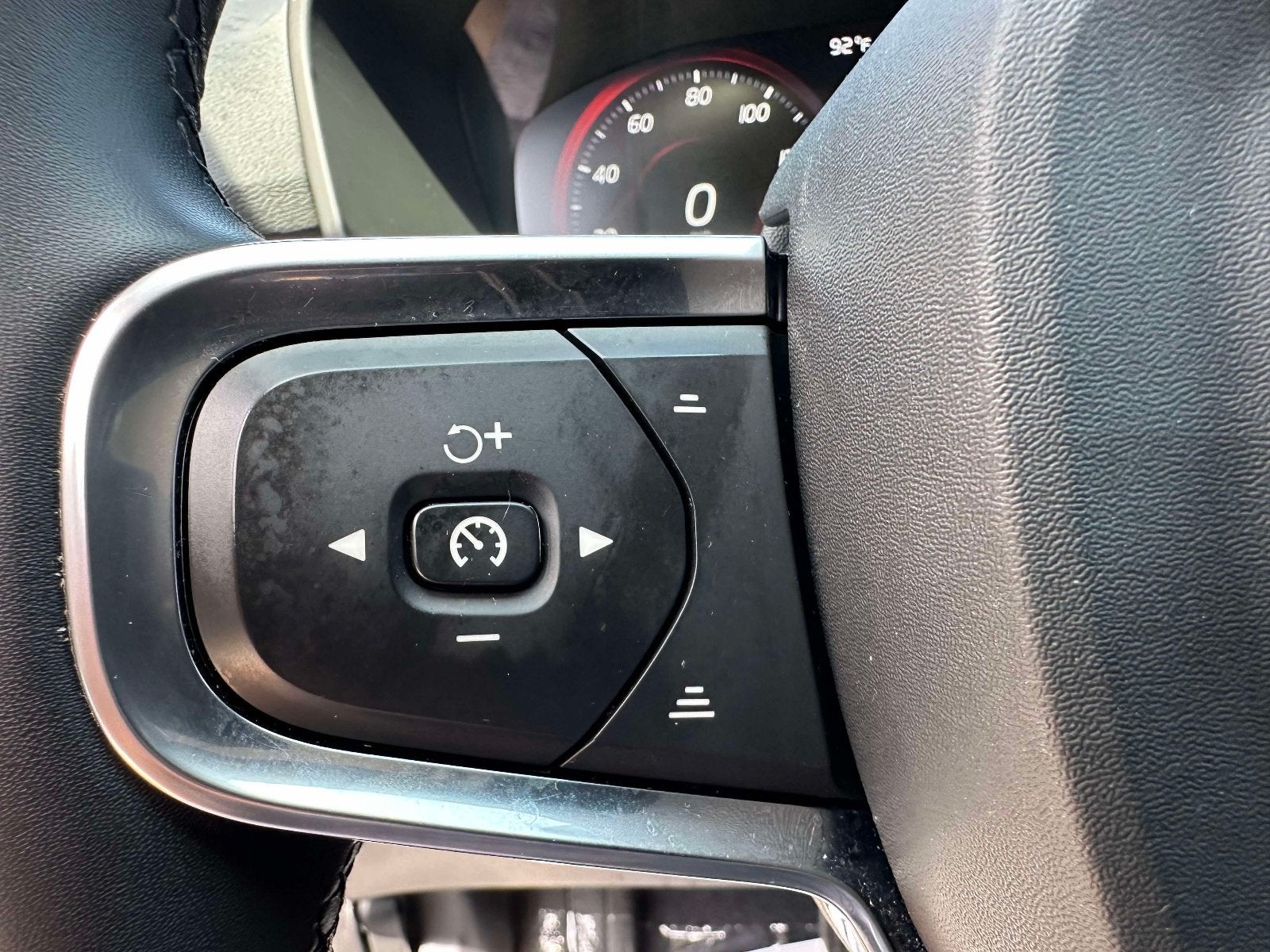2022 Volvo XC40 Momentum