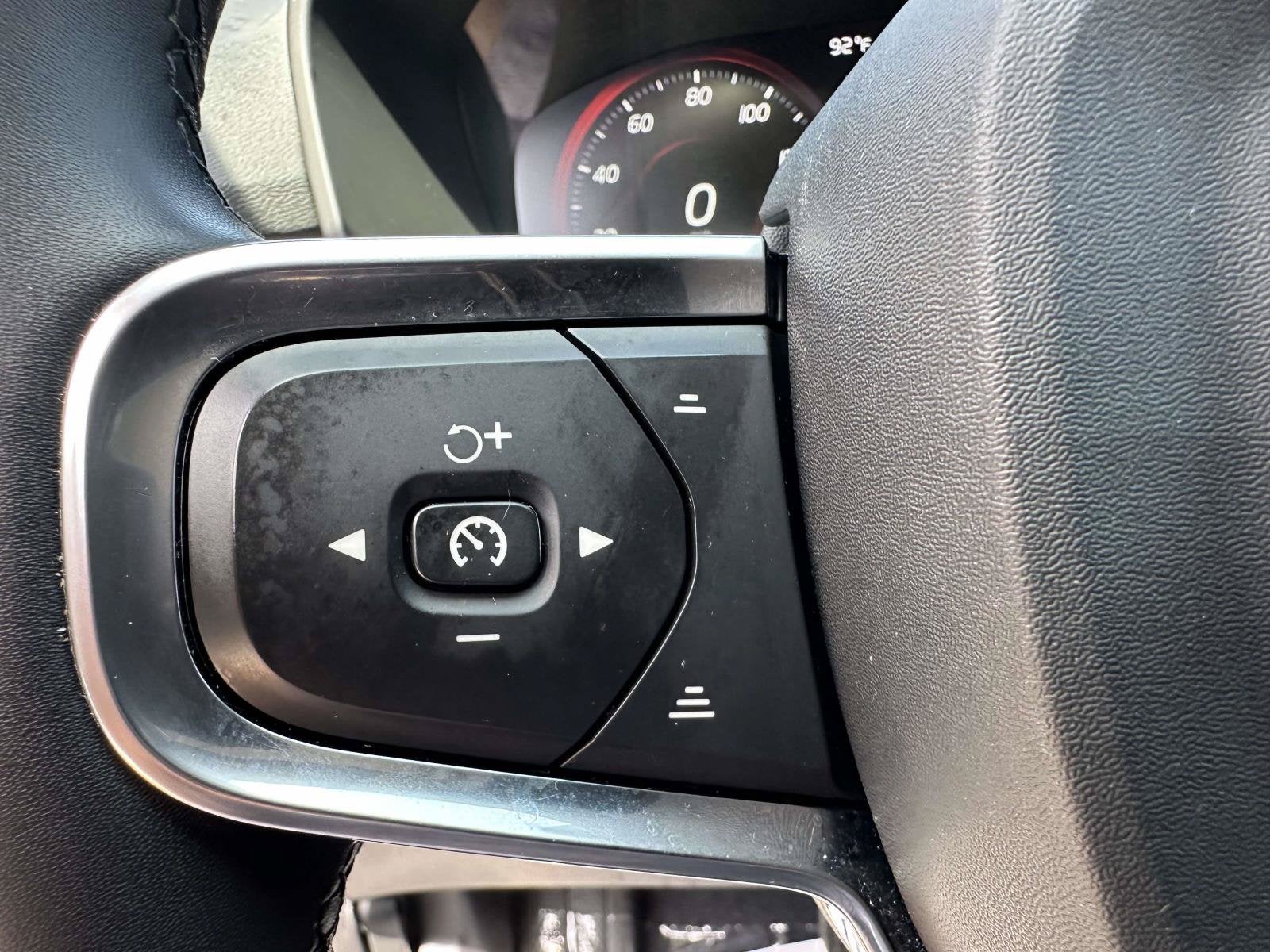 2022 Volvo XC40 Momentum