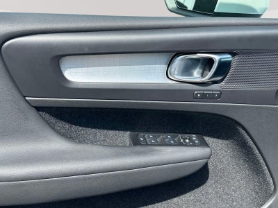 2022 Volvo XC40 Momentum