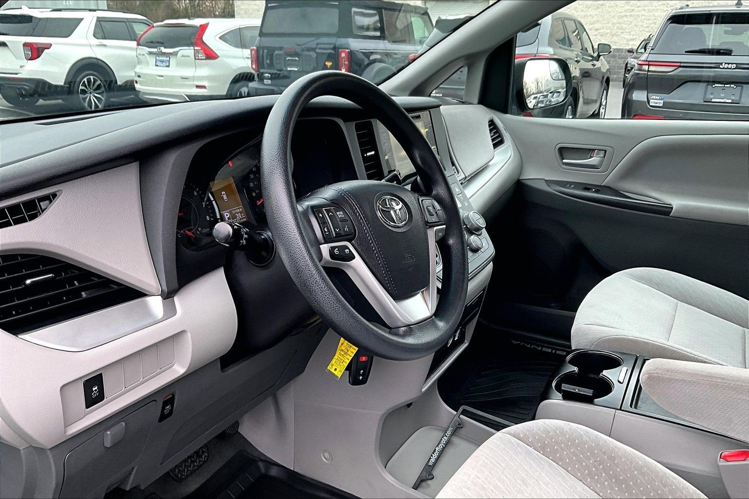 2017 Toyota Sienna LE Auto Access Seat