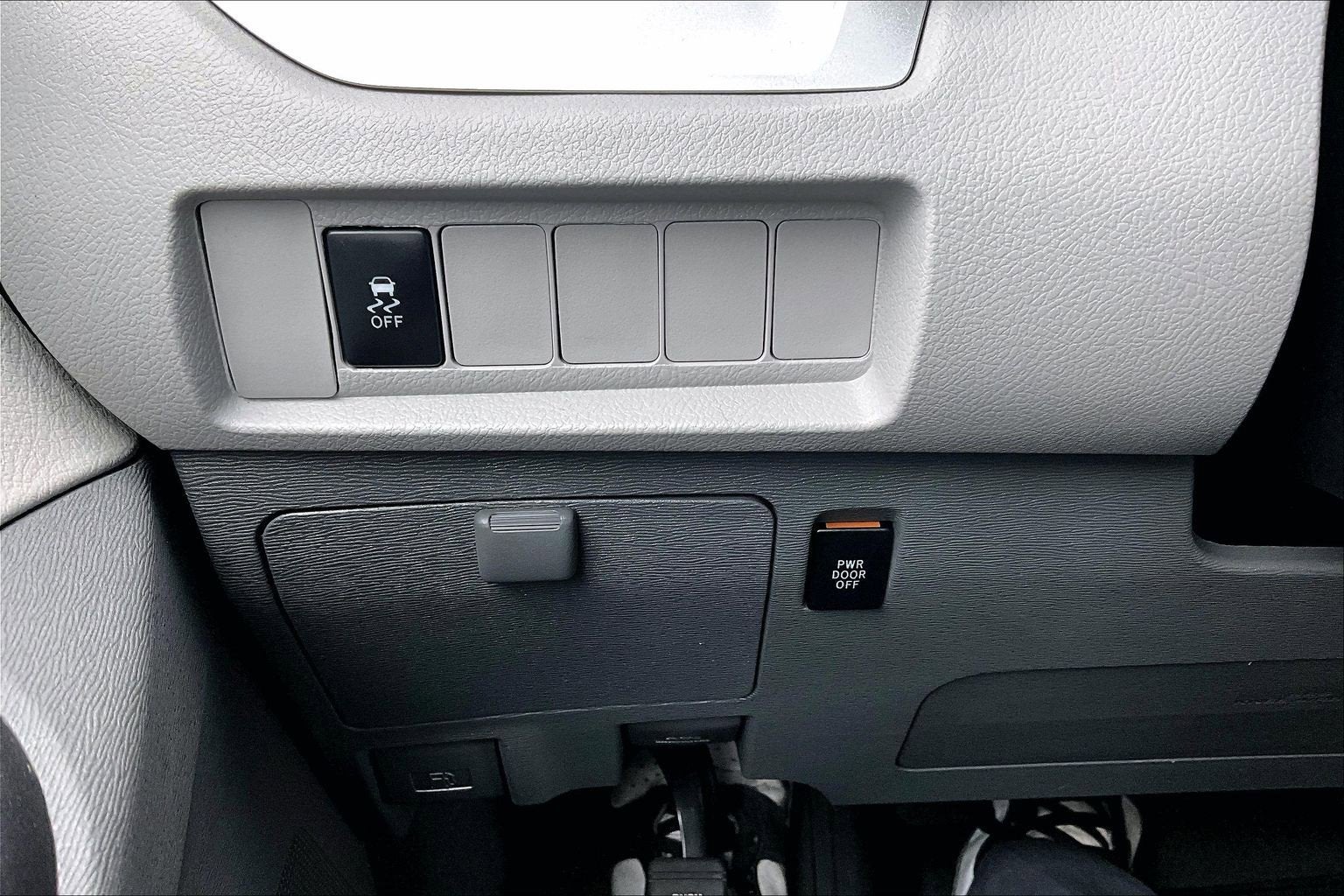 2017 Toyota Sienna LE Auto Access Seat